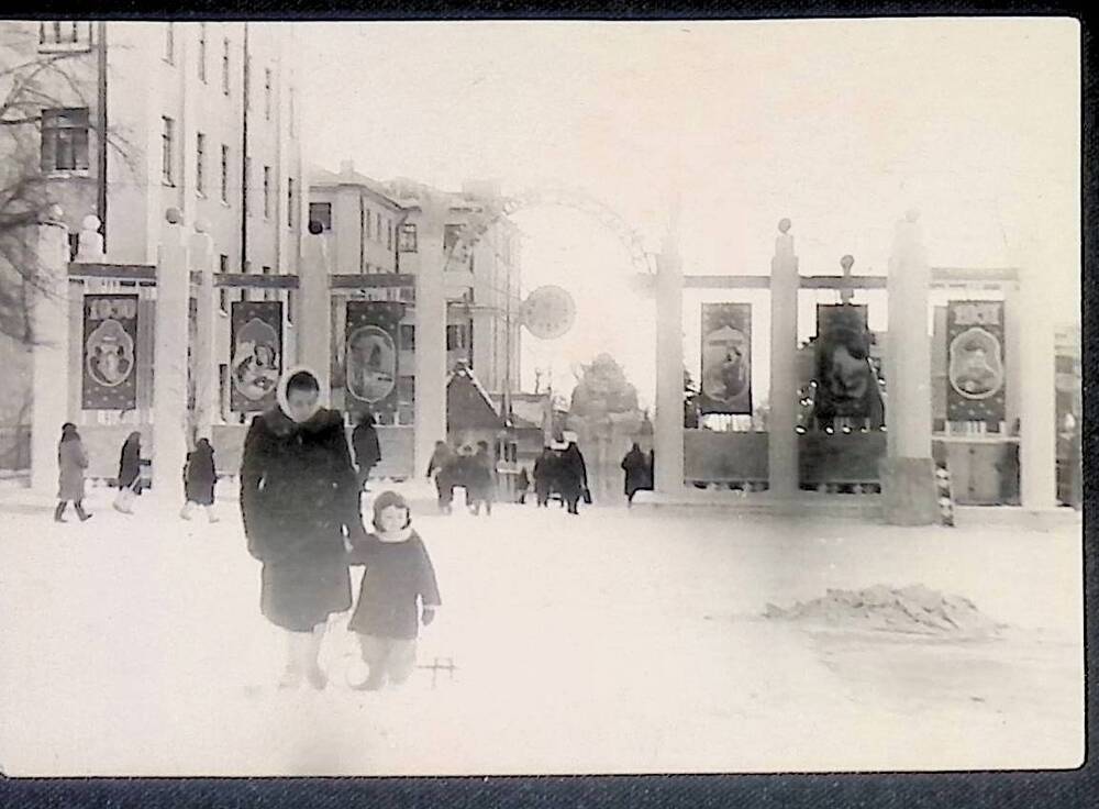 Фотография. Перекресток улиц Красной и Советской в новогоднем убранстве.