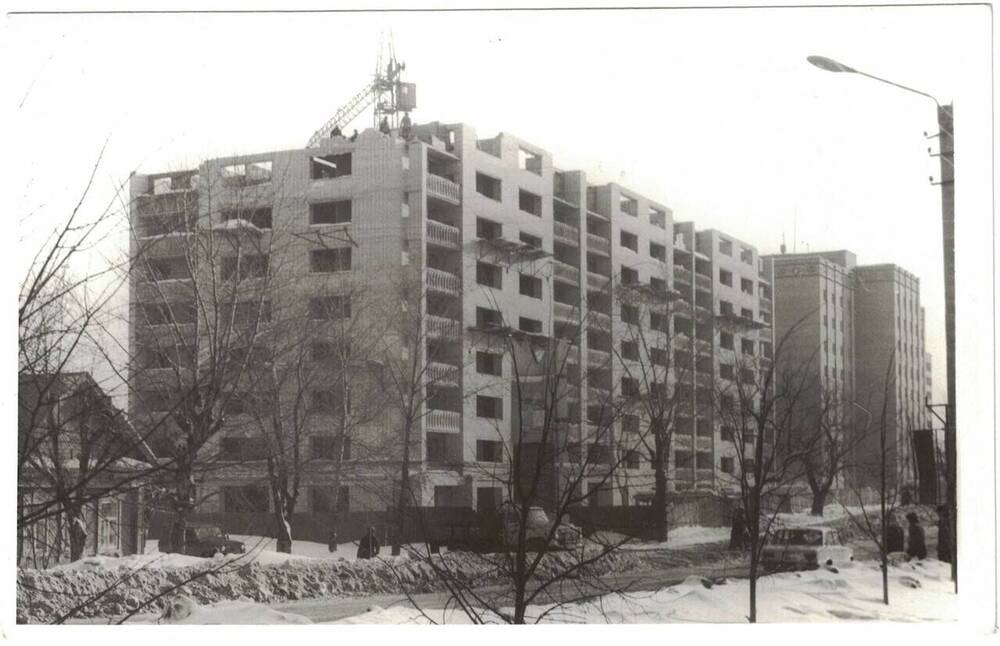 Фото. Кузнецк. Строительство жилого девятиэтажного дома в центре города по улице Ленина.