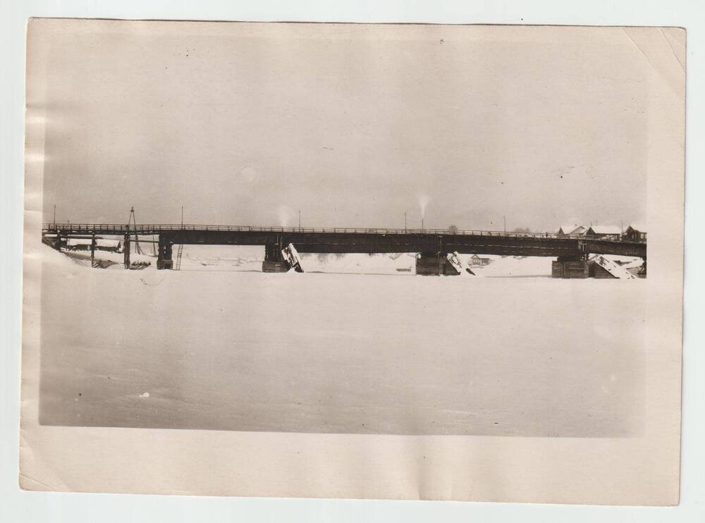 Фотография. Деревянный автомобильный мост через реку Виледь
