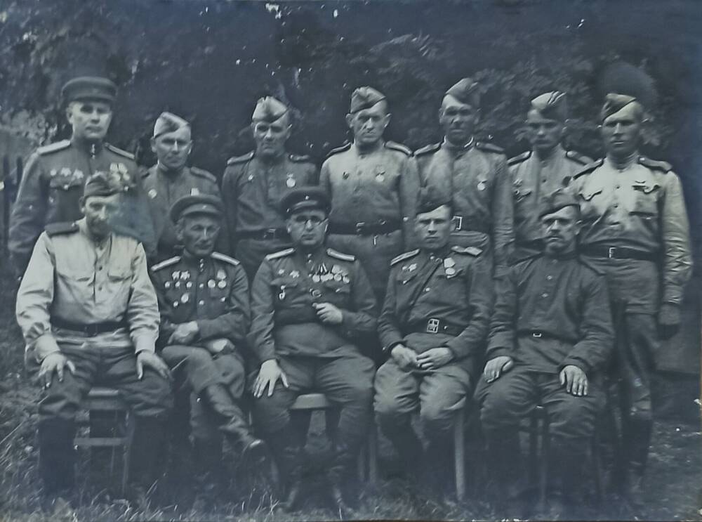 Фото групповое. Вверху первый слева Санталов М.В. Прага 1945 г.