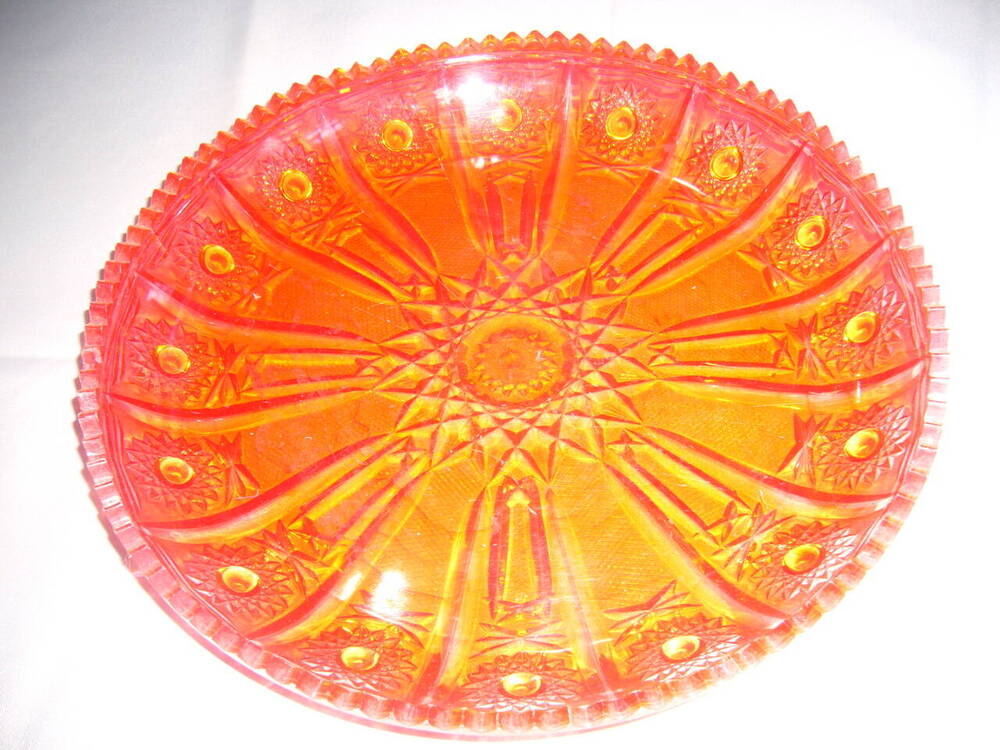 Тарелка круглая, из прозрачного красного оргстекла