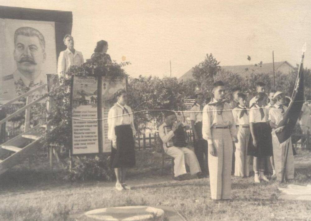 Фотография: Открытие пионерского лагеря Украйкома «Союз леса и сплава». Старшая вожатая Лихолет Р.Г., г. Анапа, июнь 1948г.