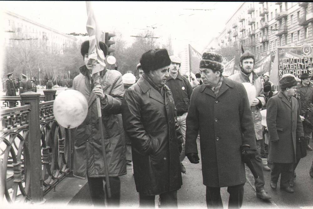 Фото.
Ю.А. Рубайлов (справа) и Ефимов Г.В. (слева) на демонстрации 7 ноября 1988 г.