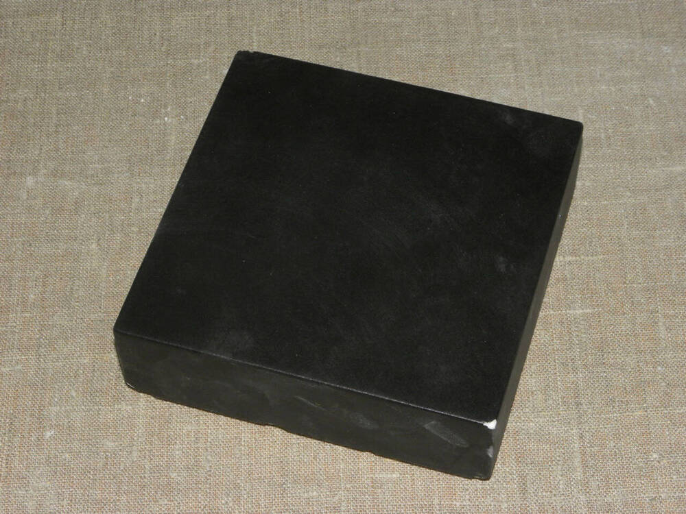 Плитка  из материала типа ТЗМК с покрытием, предназначенная для использования в составе теплозащитных элементов орбитального корабля Буран.