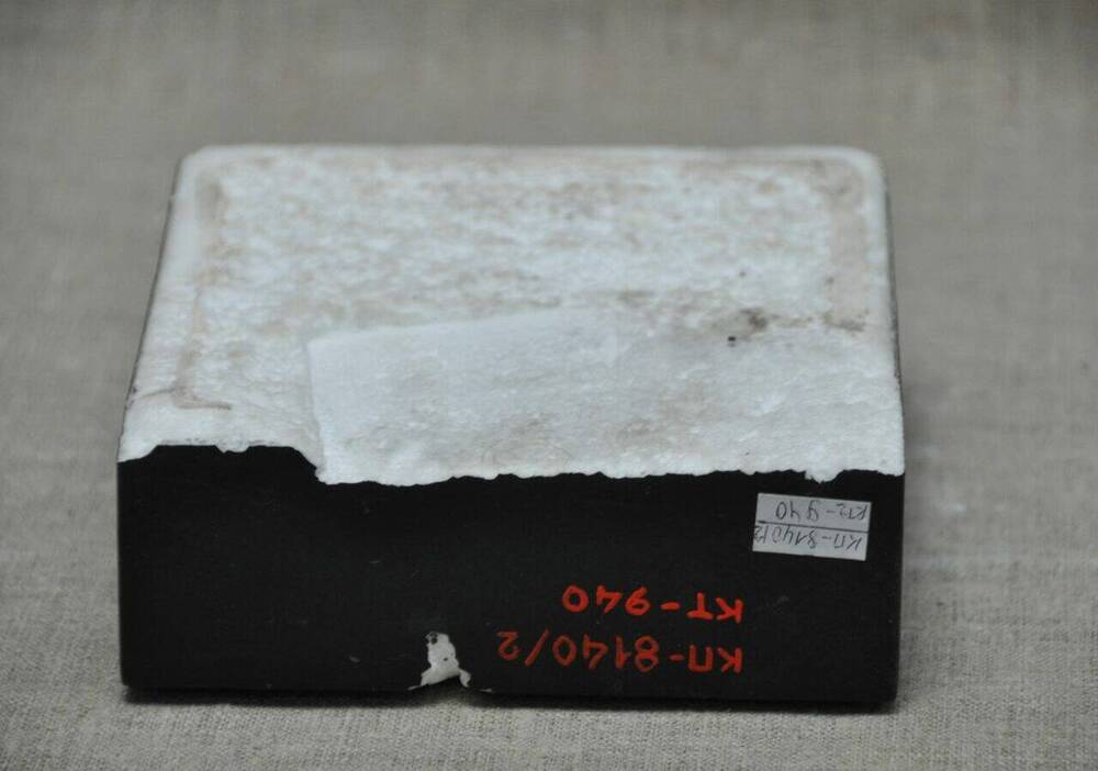 Плитка из материала ТЗМК, предназначенная для использования в составе теплозащитных элементов орбитального корабля Буран.