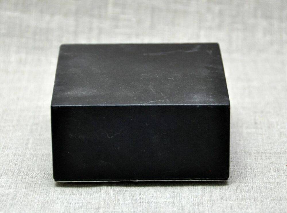 Плитка из материала ТЗМК с покрытием, предназначенная для использования в составе теплозащитных элементов орбитального корабля Буран.