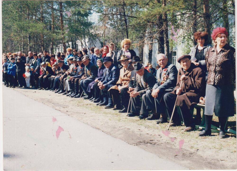 Фотография цветная сюжетная. Ветераны ВОВ на праздновании Дня Победы, с. Ромны.