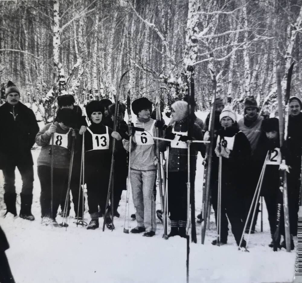 фотография лыжников на поселковых спортивных играх