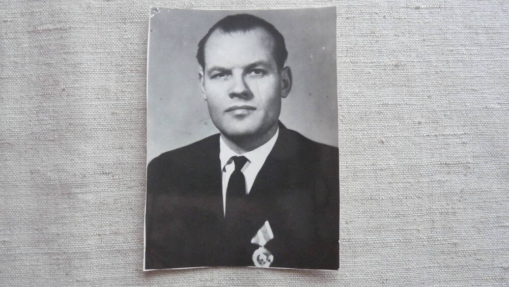 Фотография работника Машиностроительного завода, награжденного Орденом Ленина