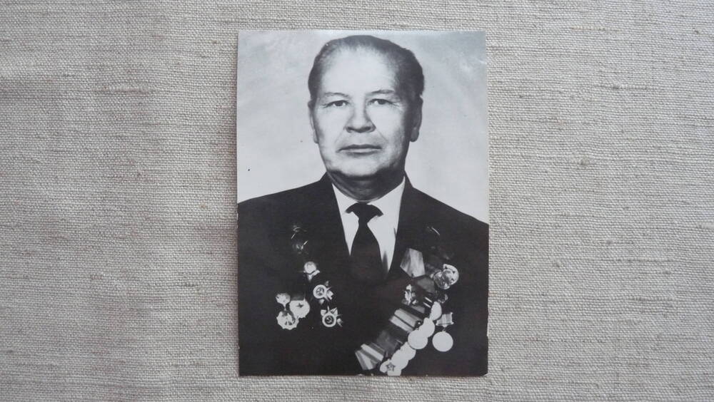 Фотография работника Машиностроительного завода, награжденного Орденом Октябрьской революции