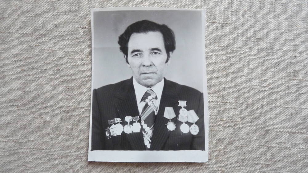 Фотография работника Машиностроительного завода, награжденного Орденом Октябрьской революции