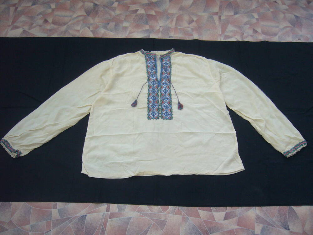 Рубашка мужская, ручной пошив на швейной машине, с вышивкой по вороту, рукавах, на груди