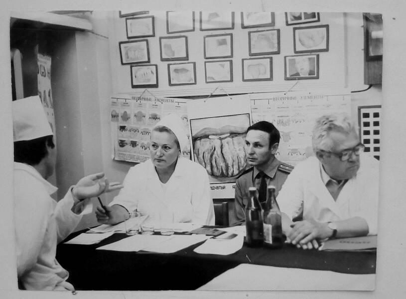 Фото.
Л.И.Рукавишникова с коллегами принимает экзамен у студента. 1970-е гг.