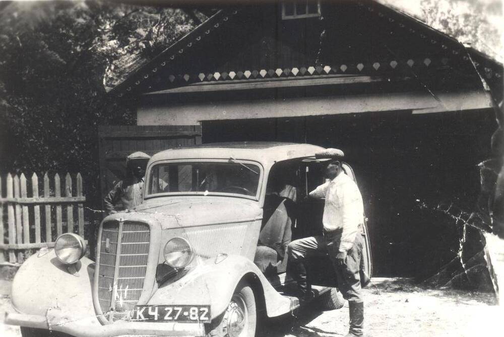 Фотография: Поликарпов Сергей Поликарпович, первый председатель колхоза им. Буденного, около автомобиля.