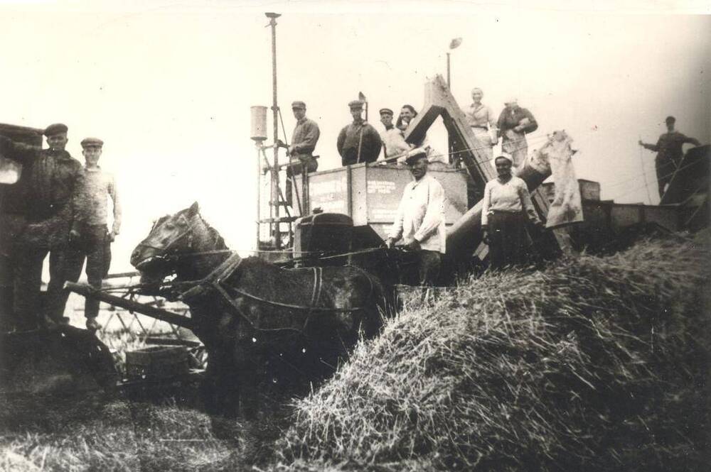 Фотография: Уборка урожая в послевоенные годы. Возле комбайна Сталинец – 6.