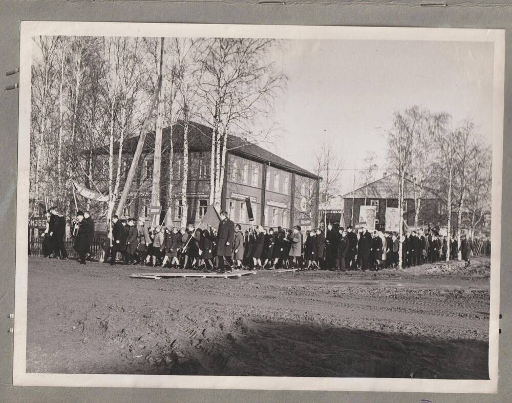 Фотография. Колонна демонстрантов идет на площадь Ильинска