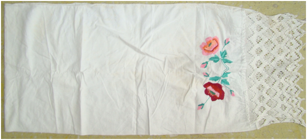 Рушник с кружевной каймой и вышивкой цветов по краям