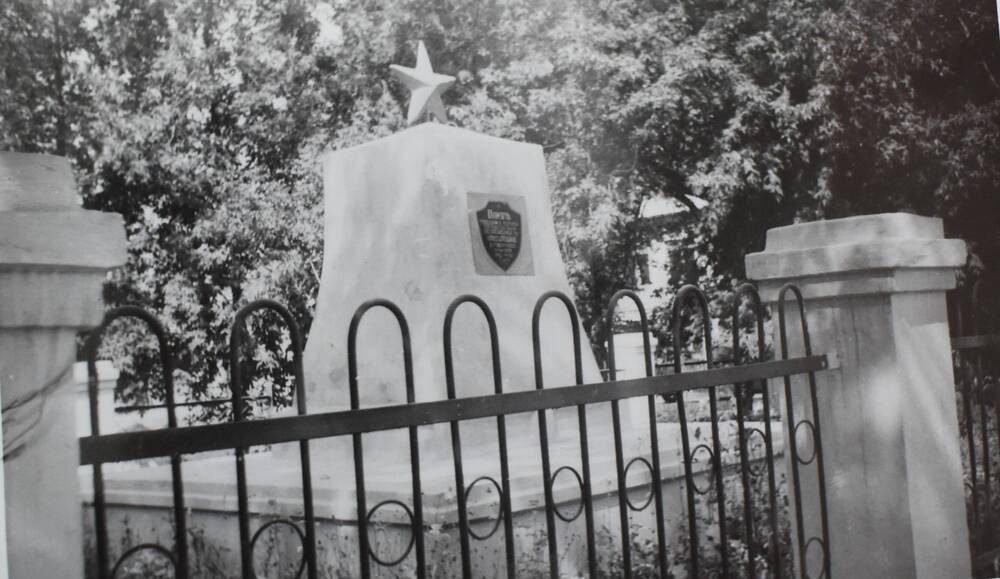 Фотография. Г. Жиздра. Братская  могила  возле средней школы №1  -август 1964 г.