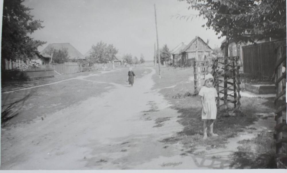 Фотография. Г. Жиздра. Улица Некрасова от сквера к «копанке» -1964 г.
