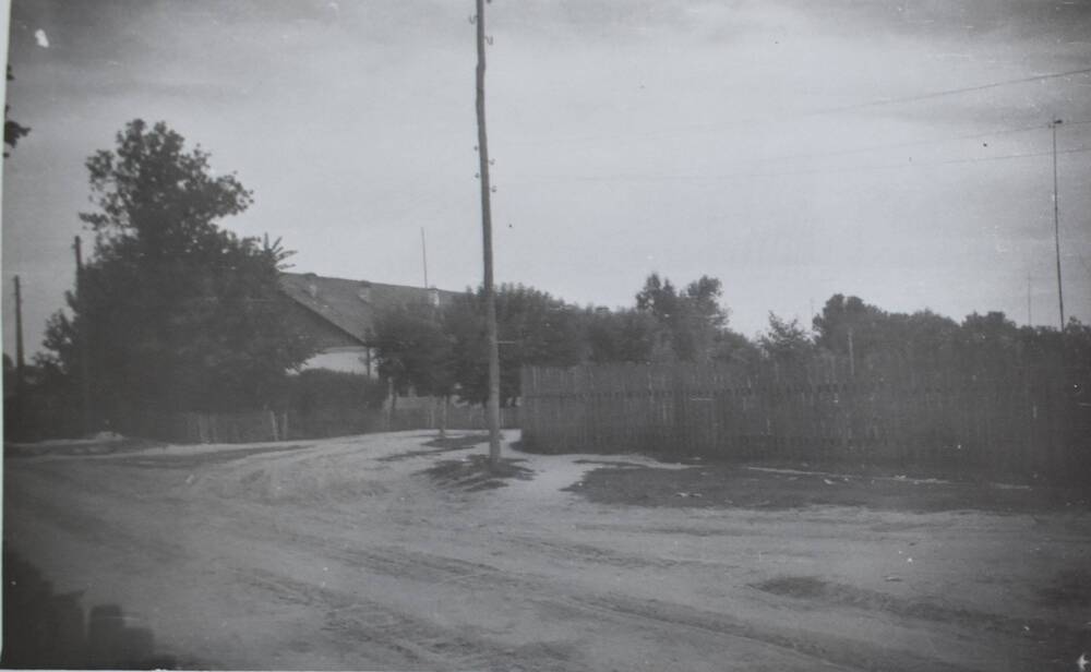 Фотография. Г. Жиздра. Место бывшего райисполкома и слева – здание начальной школы №1