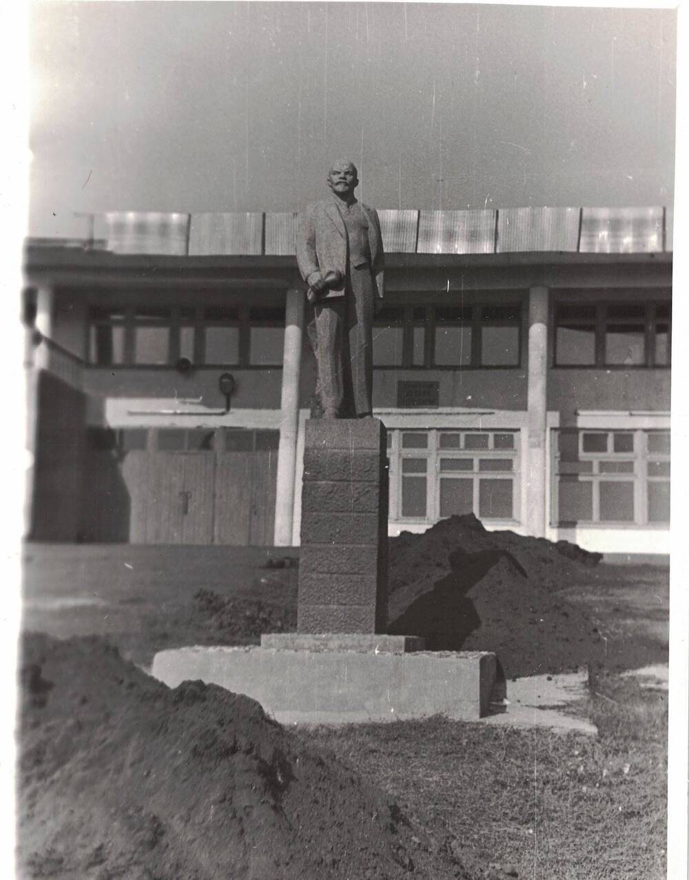 Фотография черно - белая, памятник В.И. Ленину, с. Овсянниково, Целинного района.