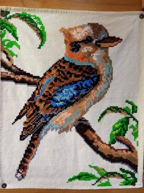 Салфетка ручной вышивки с изображением птицы на ветке, цветной узор- крестом.