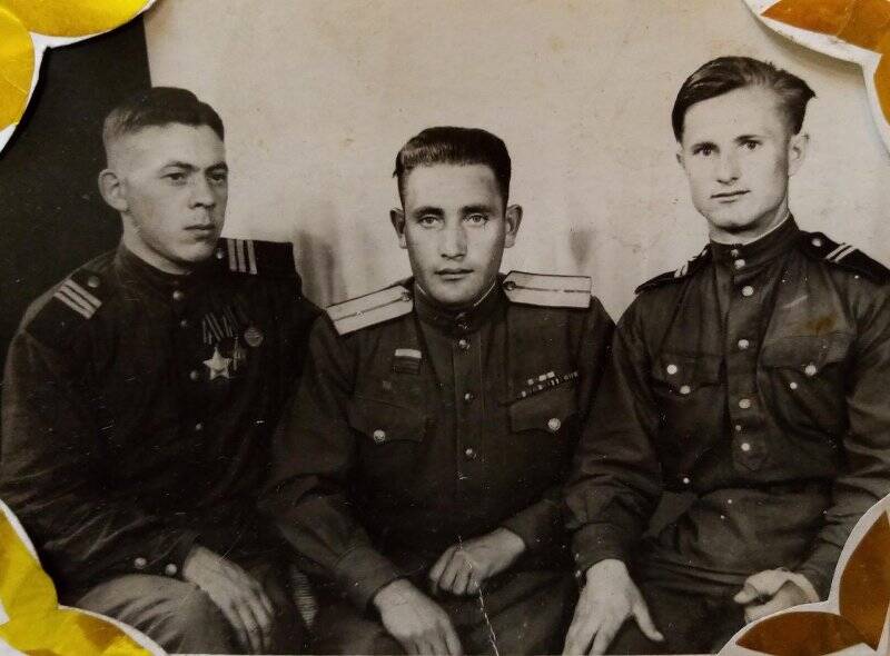 Фотография. Старший лейтенант Салих Ибрагимович 
Гимадеев в середине