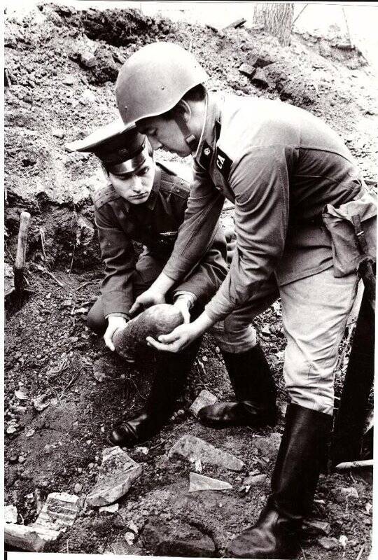 Фотография. Разминирование мины периода гражданской войны, г. Хабаровск