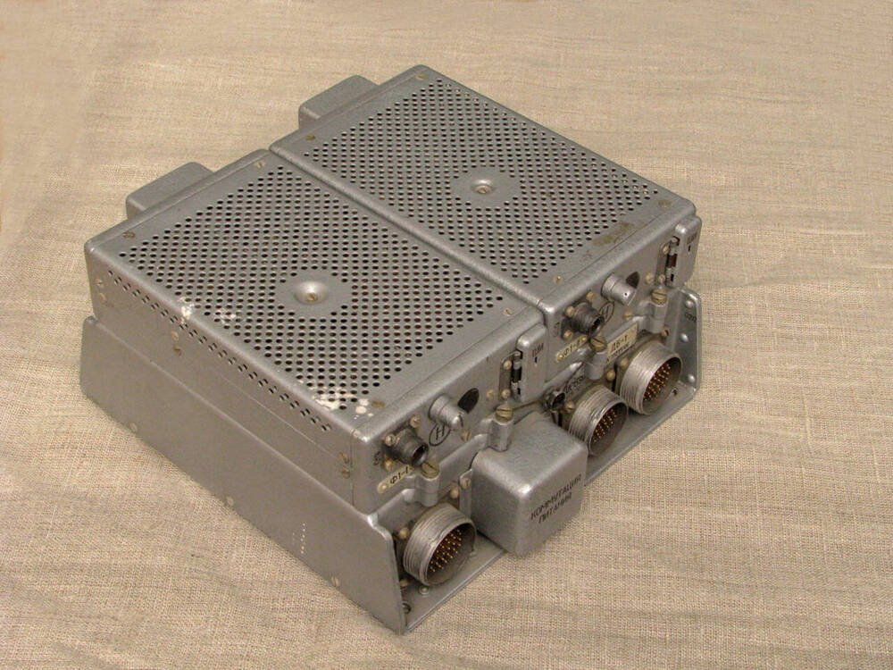 Блок электронный ДБ - 1. Входит в состав бортовой радиопередающаей и принимающей аппаратуры космических аппаратов