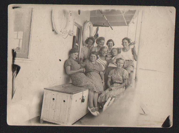 Фото.
В.И. Наследышева (3-й ряд, 3-я) с однокурсницами во время прогулки на пароходе. 1930-е гг.