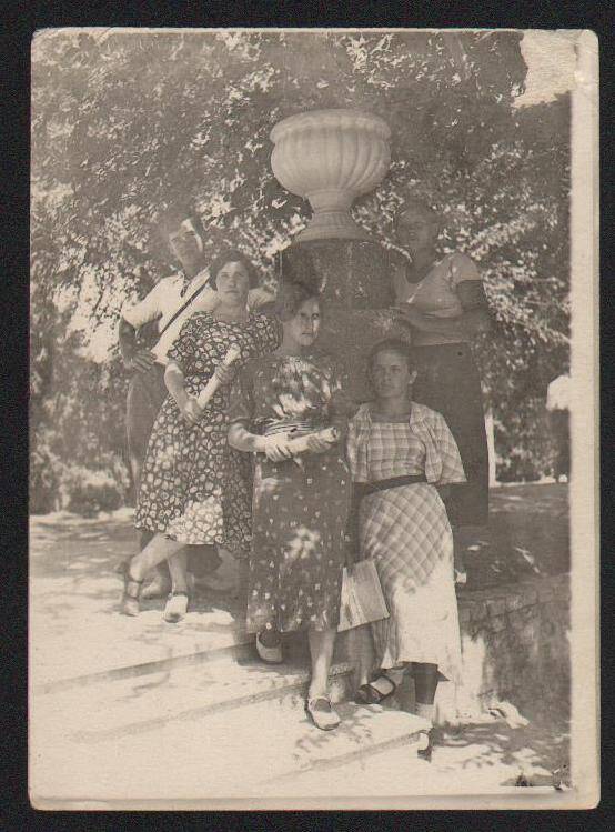 Фото.
В.И. Наследышева (2-я) среди однокурсников в парке. 1930-е гг.