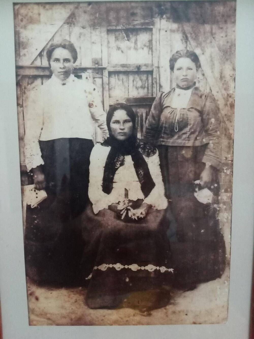 Фотография чернобелая групповая с изображением трех женщин.