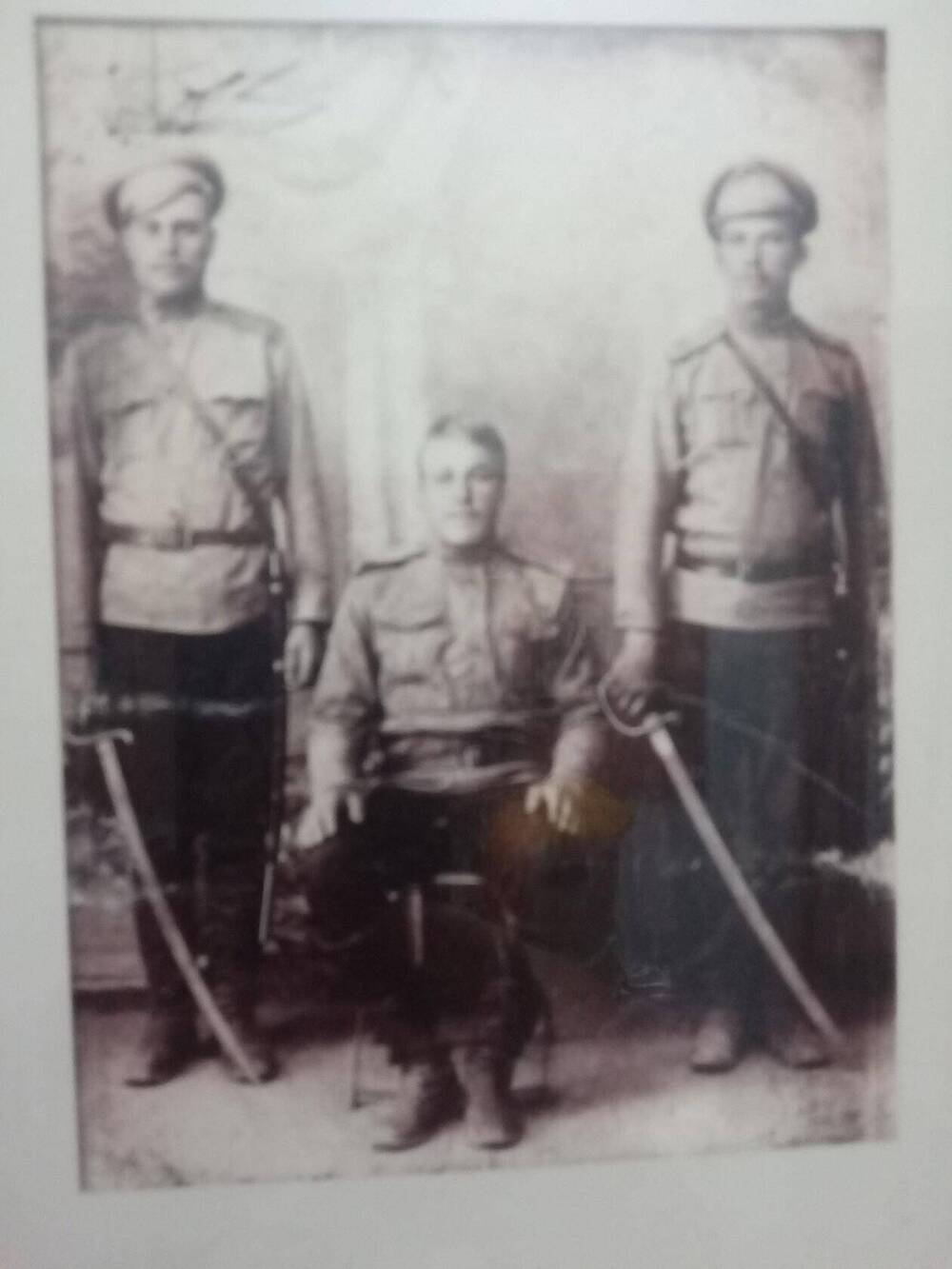 Фотография чернобелая с изображением трех мужчин в военной форме.