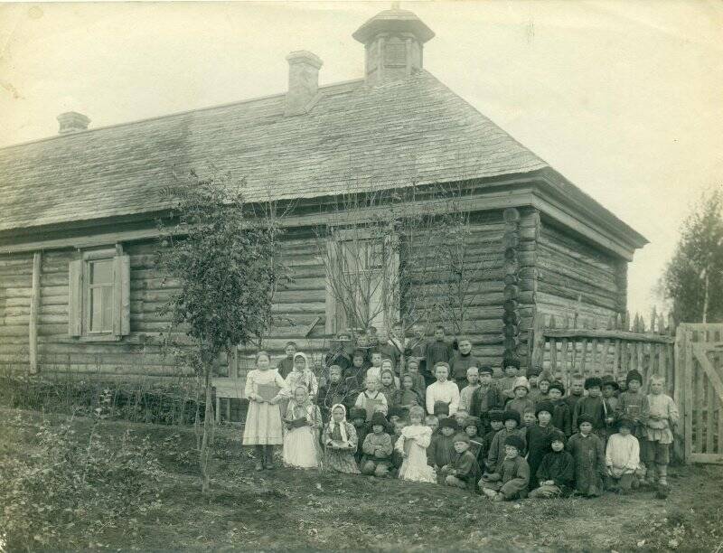 Фотография. Группа школьников в Смолдеяровской школе