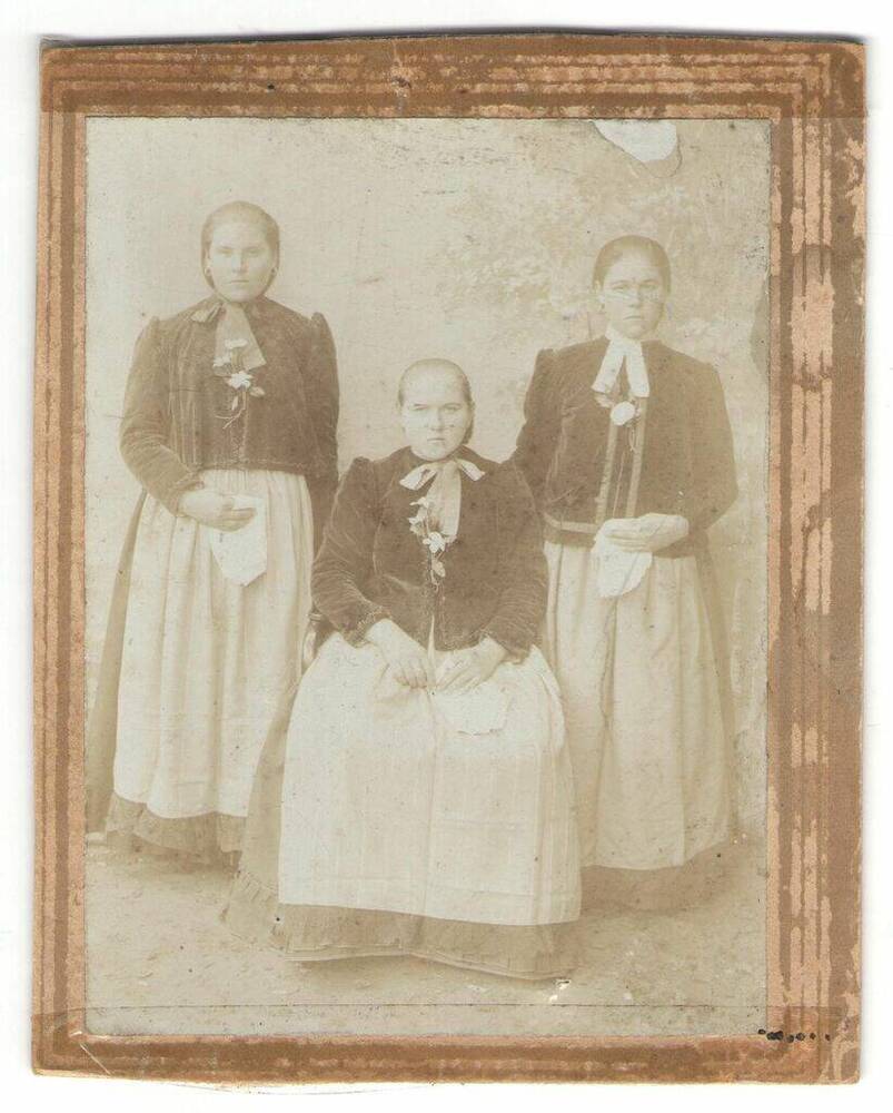 Казачки. Фотография чёрно-белая, групповая, на паспарту, с изображением 3-х женщин в казачьей одежде /костюмах.