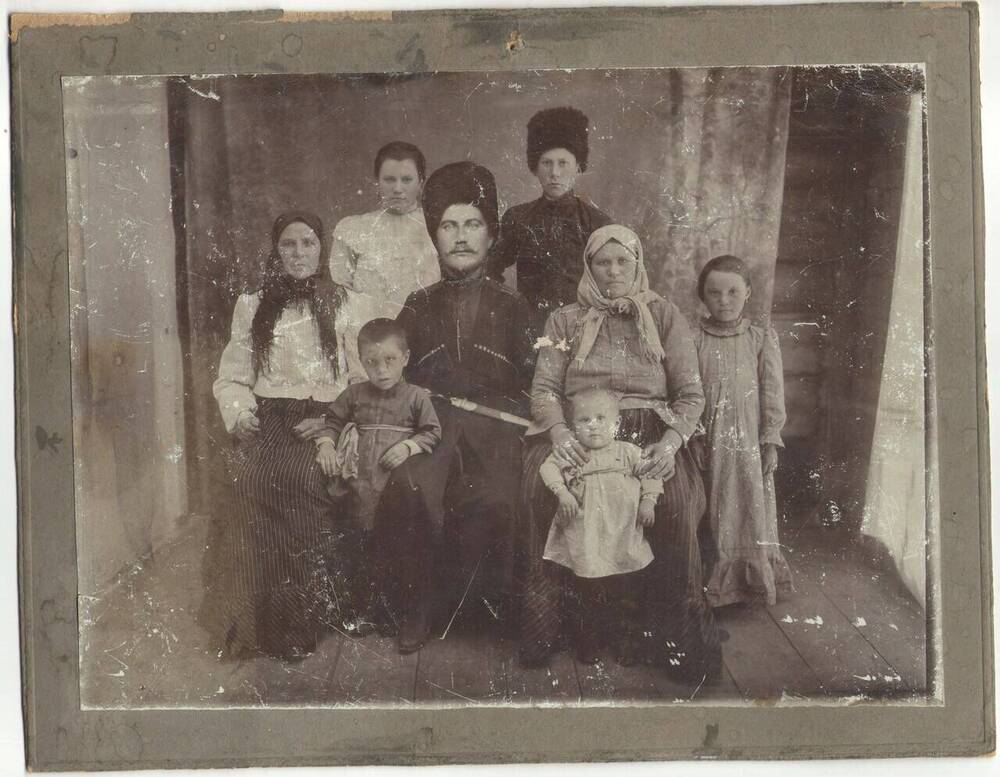 Казаки. Фотография чёрно-белая. групповая, на паспарту. с изображением 8-ми человек (в казачьей форме двое мужчин).