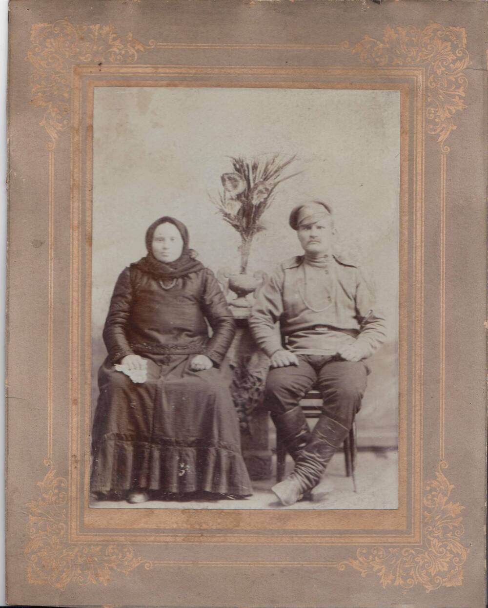 Фотография чернобелая с изображением Леонтьева Г. С. с женой.