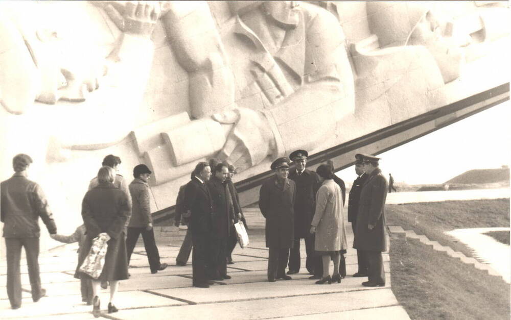 Фото. А.Г. Николаев среди жителей г. Николаев. 1975 год