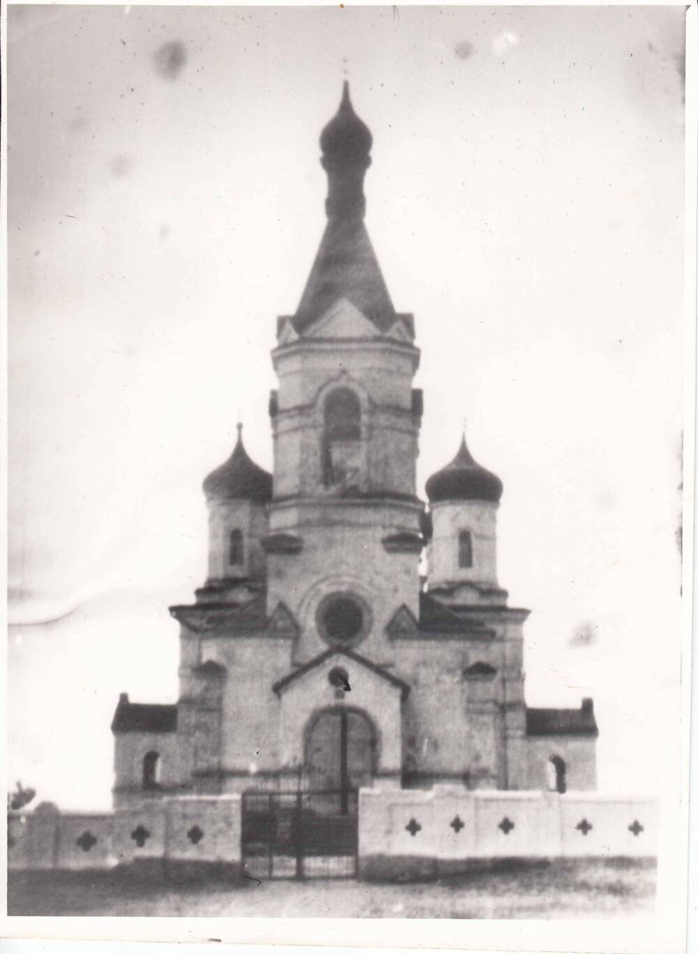 Фотография чернобелая с изображением храма Серафима Саровского села Труновского.