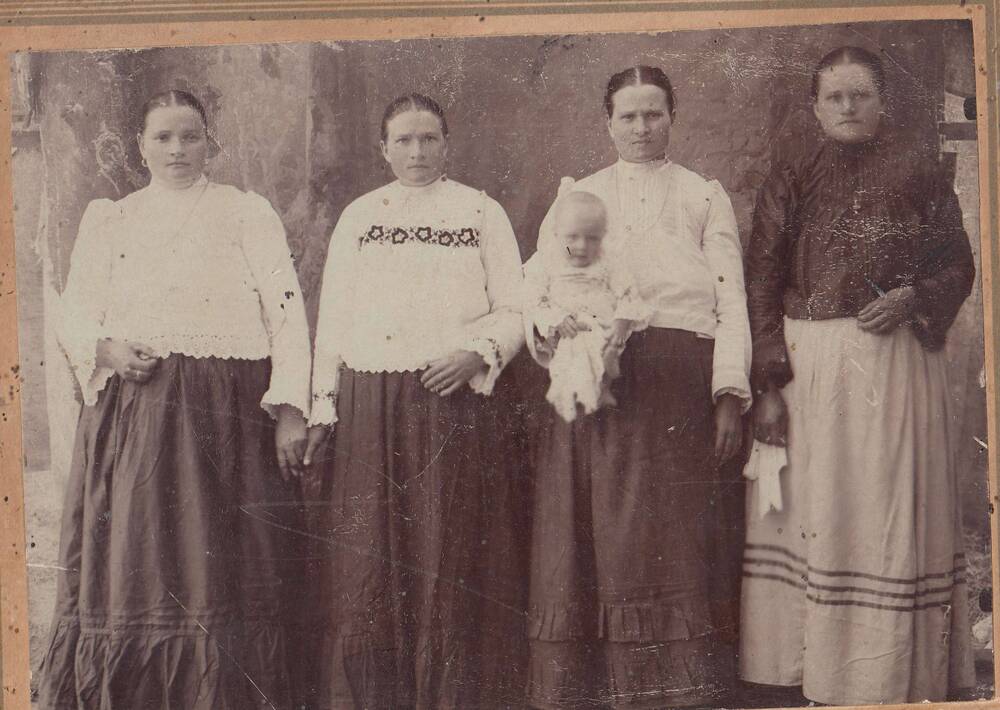 Фотография чернобелая групповая с изображением четырех женщин, жительниц села Труновского.