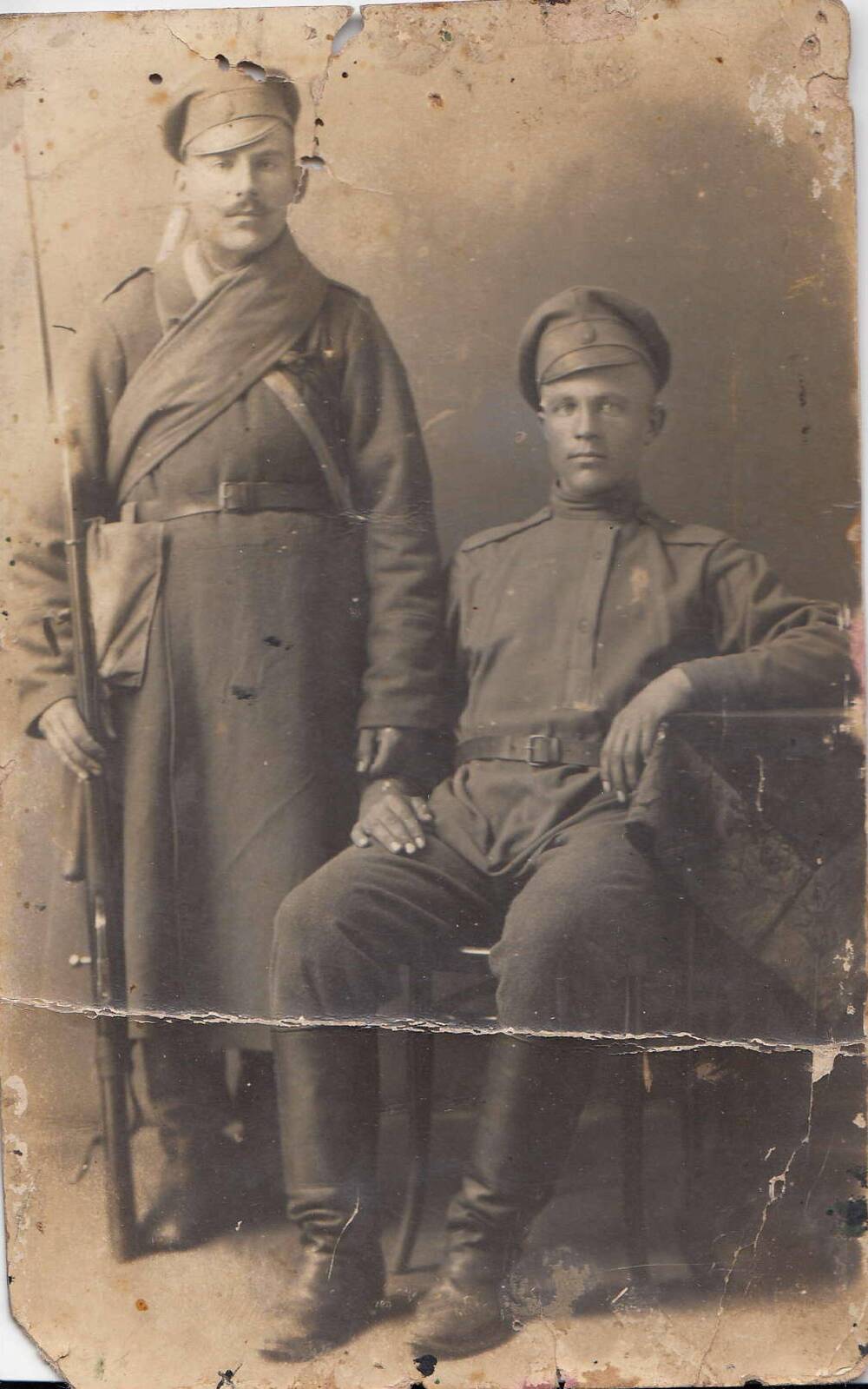 Фотография чернобелая с изображением портрета двух мужчин в военной форме.