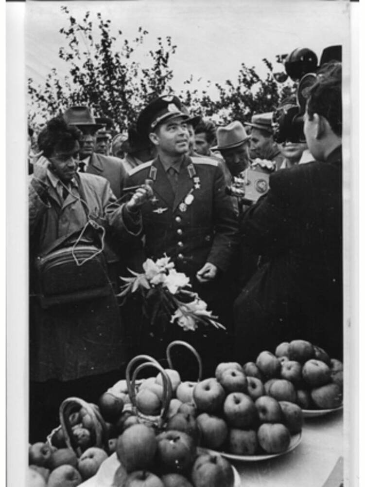 Фото. Космонавт А.Г. Николаев на плодовом питомнике. г. Чебоксары, 1962 год