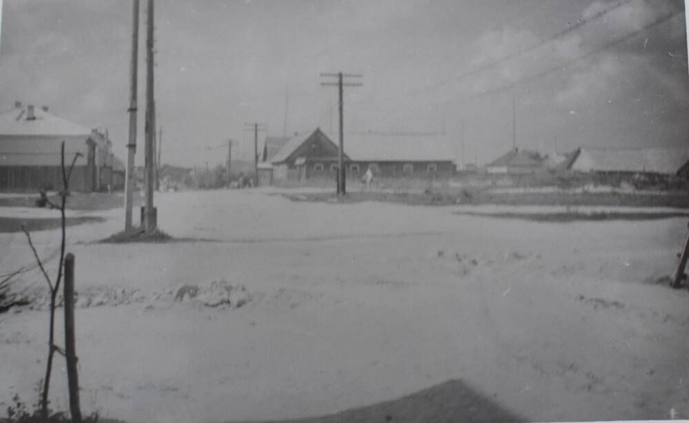 Фотография. Г. Жиздра. Одна из улиц города в 60 – е годы. Слева агробанк.