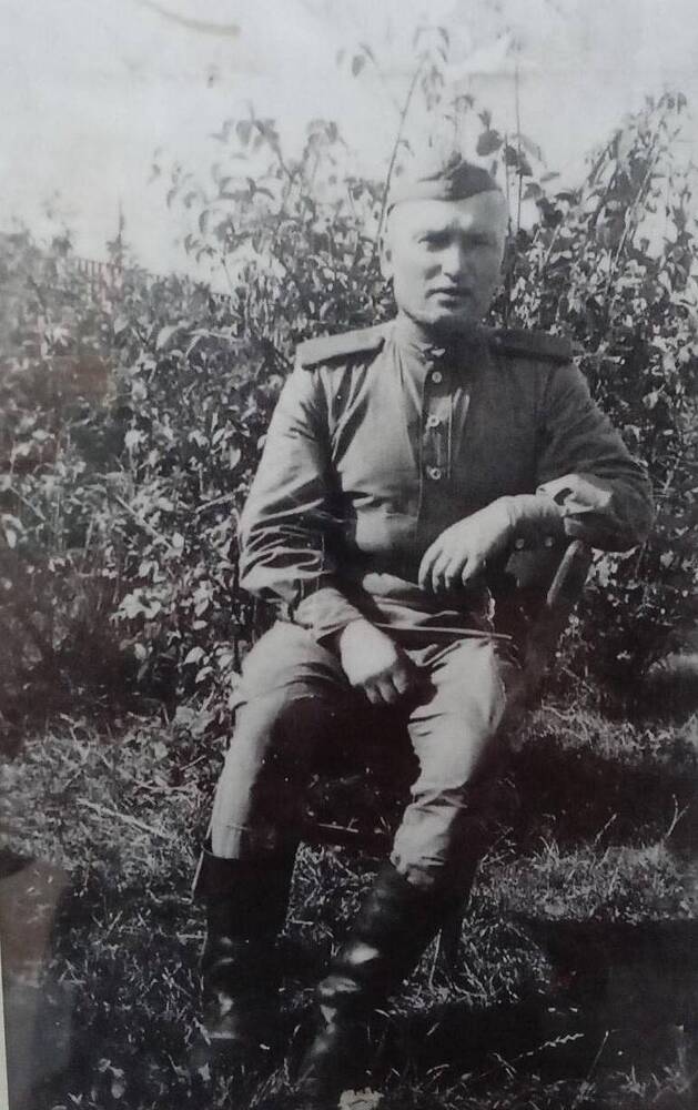 Фотография чернобелая с изображением мужчины в военной форме
