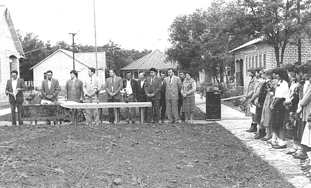 Фотография черно-белая открытия лагеря труда и отдыха в ОПХ «Каясулинское».