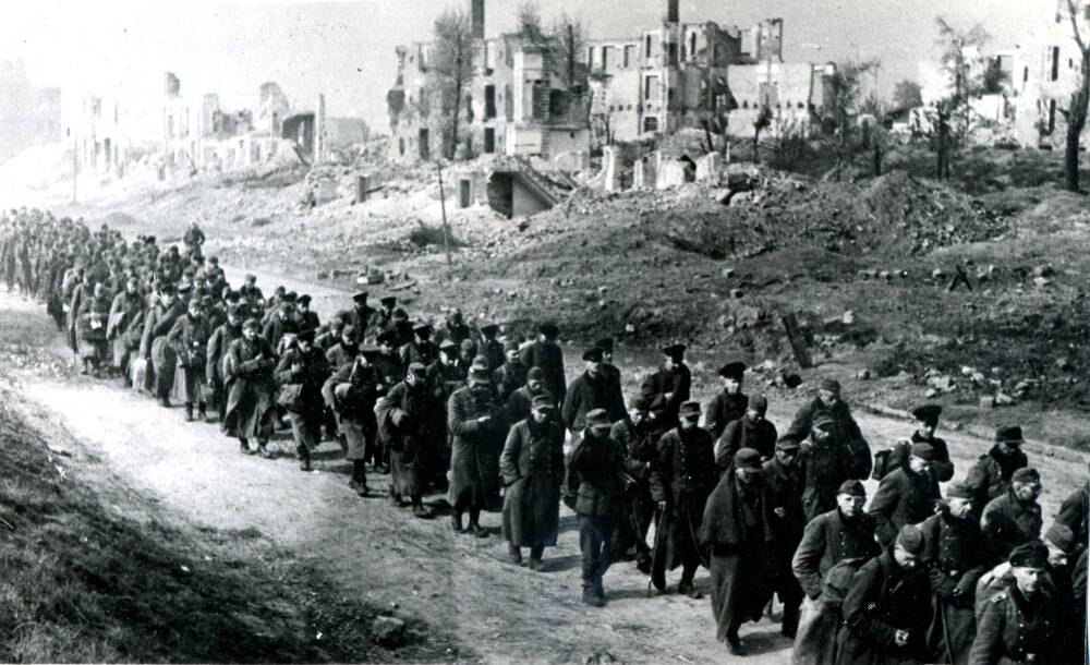 Фотокопия.Колонна пленных немецких солдат и офицеров, захваченных войсками 49 армии в городе Данциг