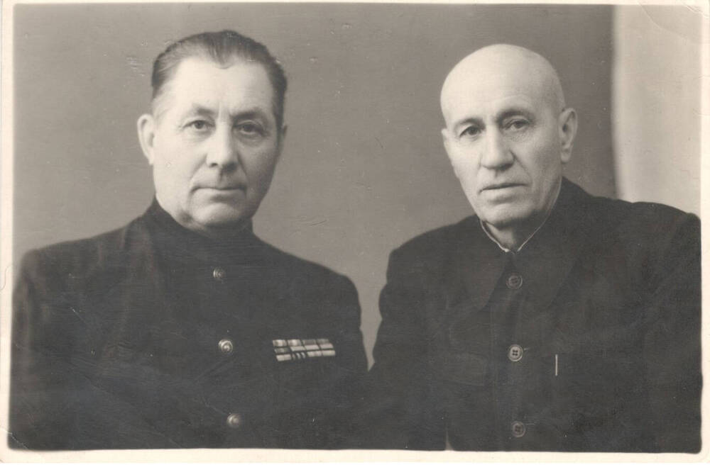 Фотография  Черно-белая погрудная . Справа Нерода И.И военный комиссар г. Балаково