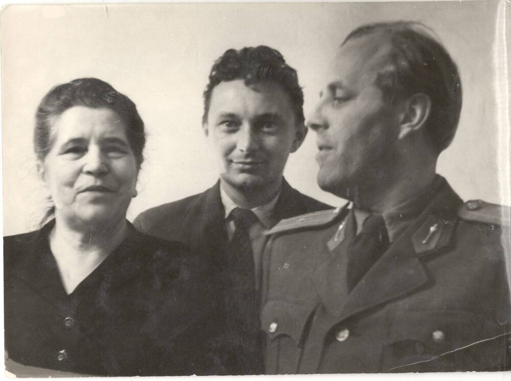 Фотография  черно-белая, погрудная. Мария Андреевна Попова  первая слева.