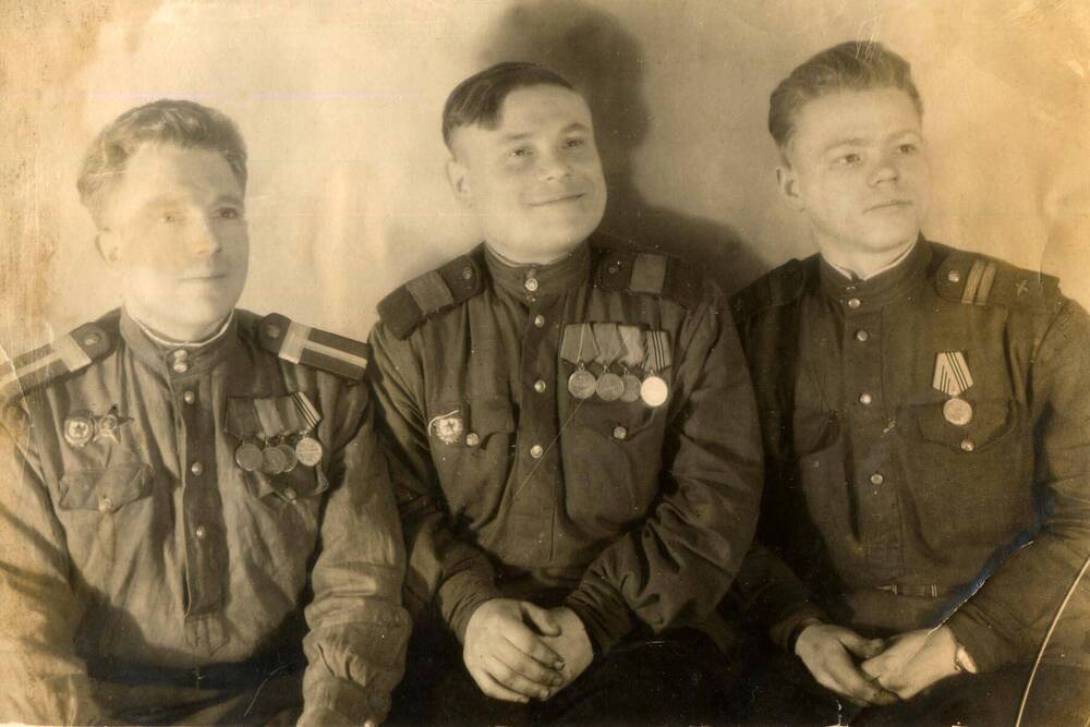 Комкин Михаил Сергеевич (слева), фото