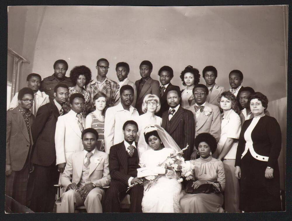 Фото. К.С. Харац (2-й ряд, 11-я) на свадьбе студентов из Африки. 1970-е гг.
